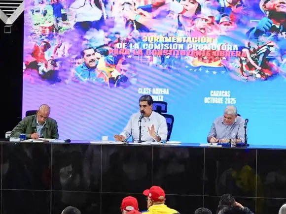 Maduro pide a los trabajadores "ir a una huelga general, no mover un dedo, si algo llega a pasar"