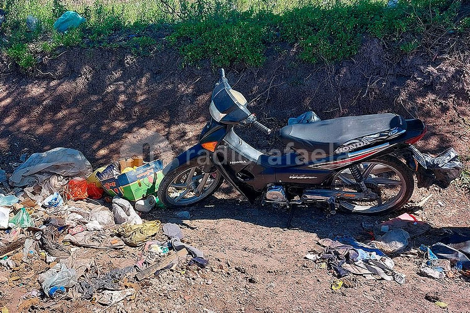 Con trabamanubrio colocado, le robaron la moto de la vereda de su casa