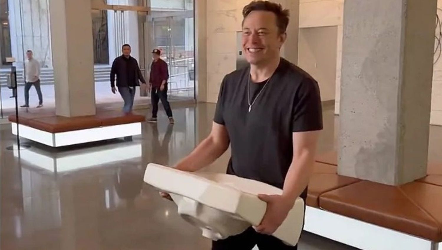 ¡MUSK SE LO TOMA CON SODA! Bromeó mientras cientos de empleados dejan Twitter