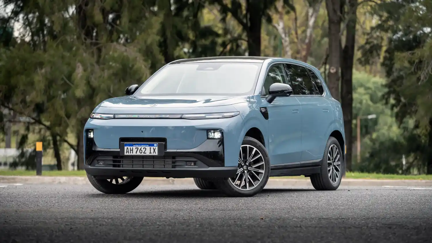 B10, un modelo de vehículo que apuesta por la electrificación con tecnología de autonomía extendida (REEV) y un fuerte enfoque en conectividad, seguridad y confort.