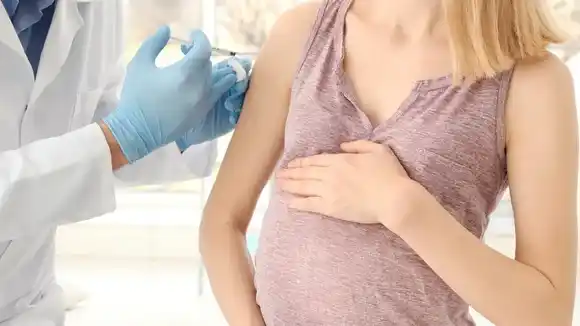 Extienden la vacunación contra el Virus Sincicial Respiratorio para embarazada