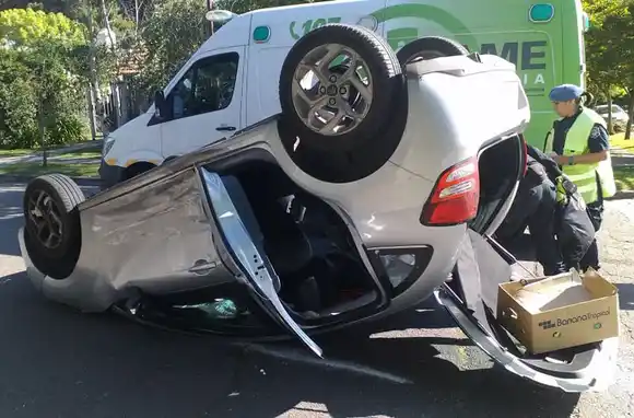 De película: choque y vuelco en Alsina y Formosa