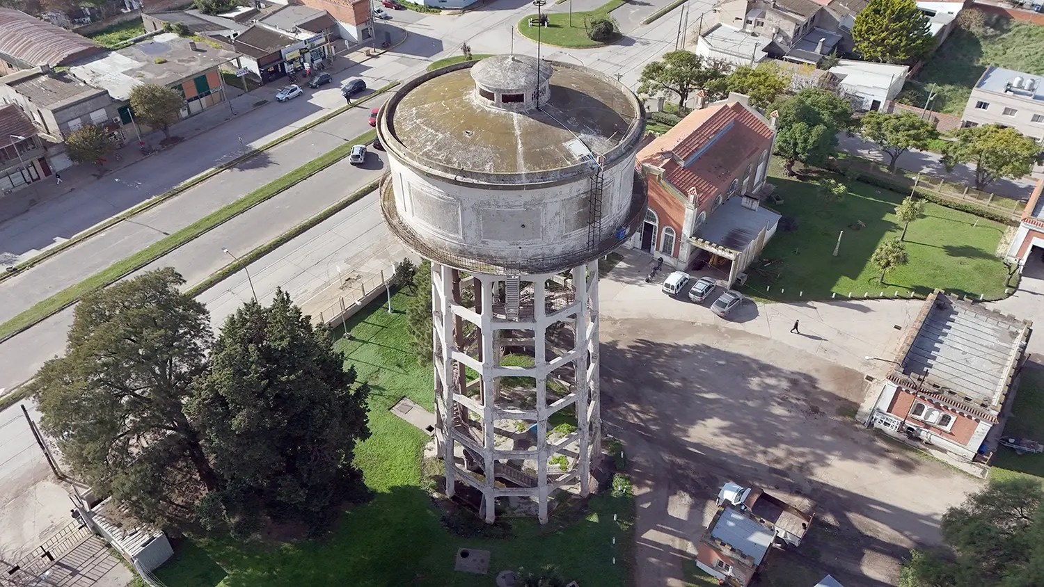 Imponente. Es el tanque ubicado en el predio de Obras Sanitarias