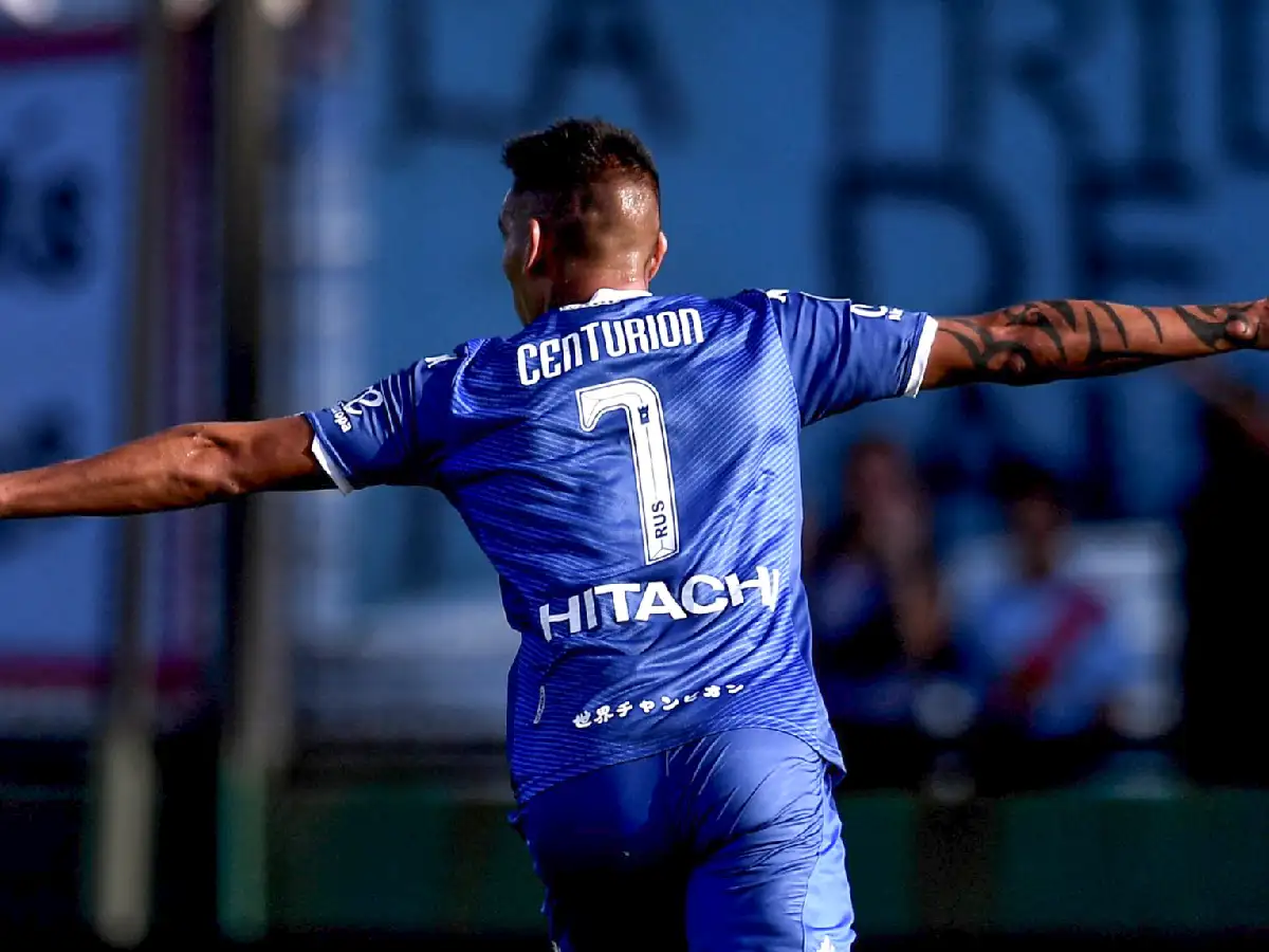 Vélez se floreó en Sarandí