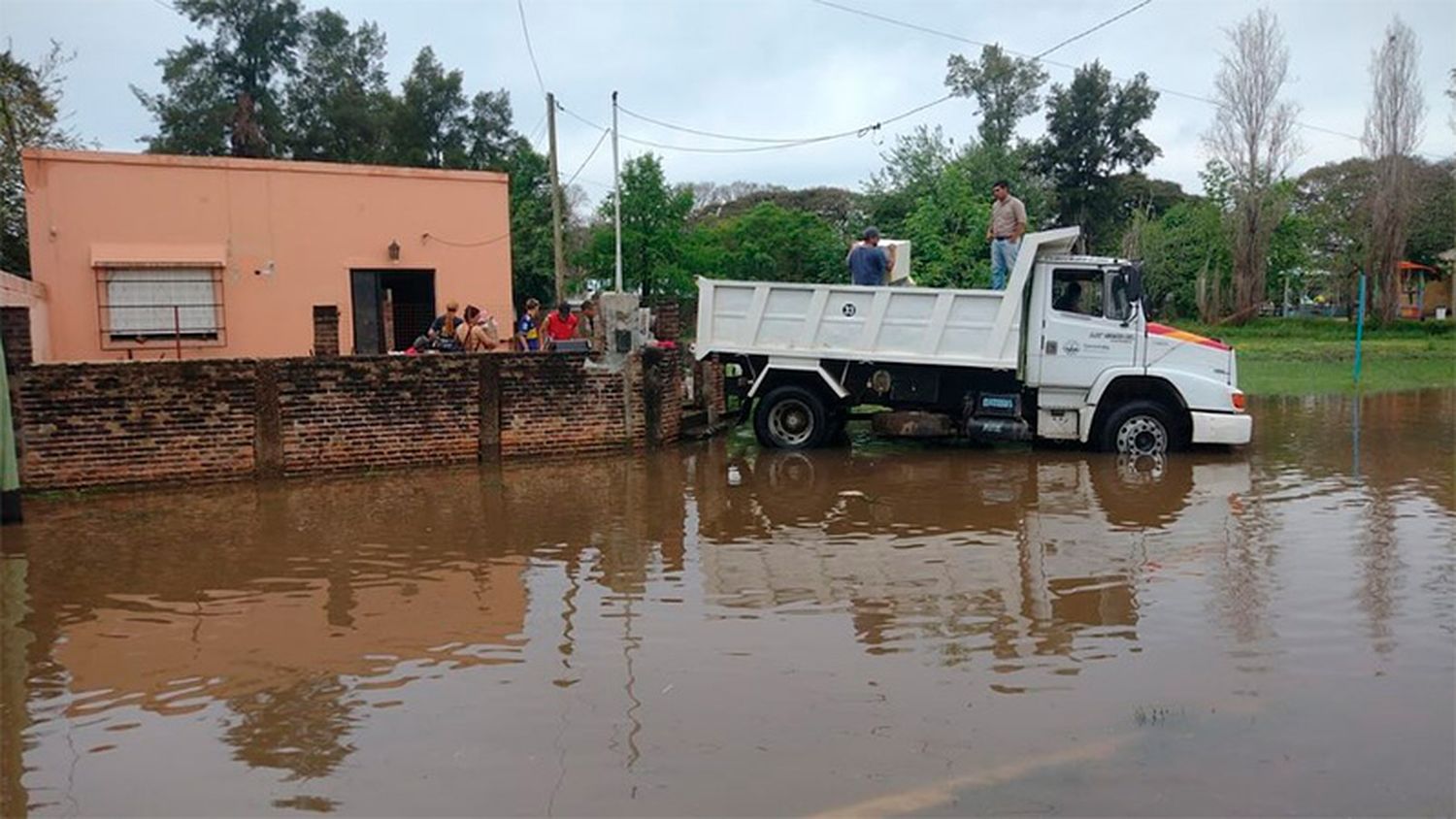 Ante la rápida crecida del río, intensifican la evacuación en Concordia