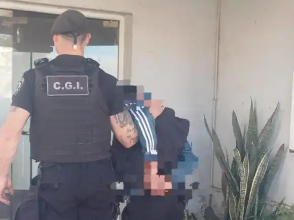 Ignoró a la policía y se escondió en un comercio para que no descubrieran que estaba armado