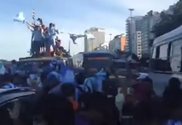 Video: Los argentinos coparon las calles de Río y pusieron la fiesta en Brasil 