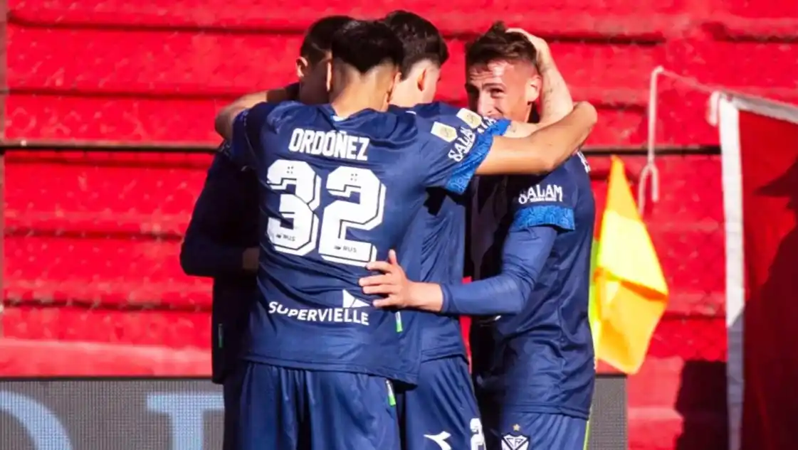 Con un gol de Pizzini y un Bouzat notable, Vélez vapuleó a Barracas y es líder