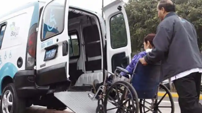 Protestas en contra de los ajustes por parte de transportistas de personas con discapacidad