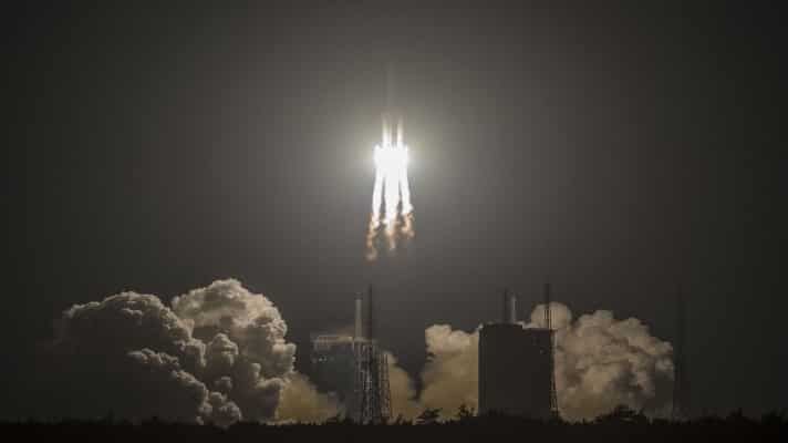 SE DESINTEGRÓ AL ENTRAR A LA ATMÓSFERA: segmento del cohete chino cae en el océano Índico