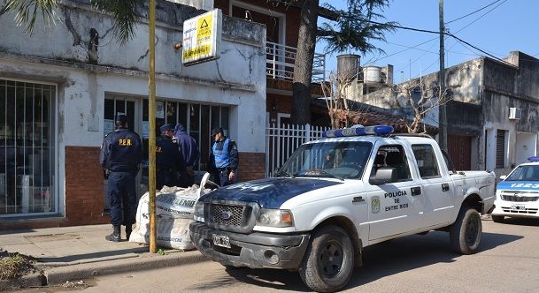 Dos detenidos por el asalto a una pollería con un arma falsa