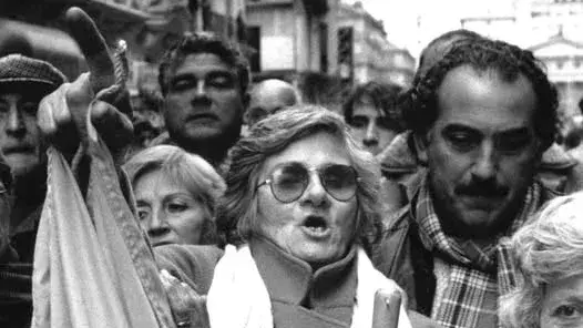 Norma Plá, durante una movilización (Foto del Archivo General de la Nación Argentina)