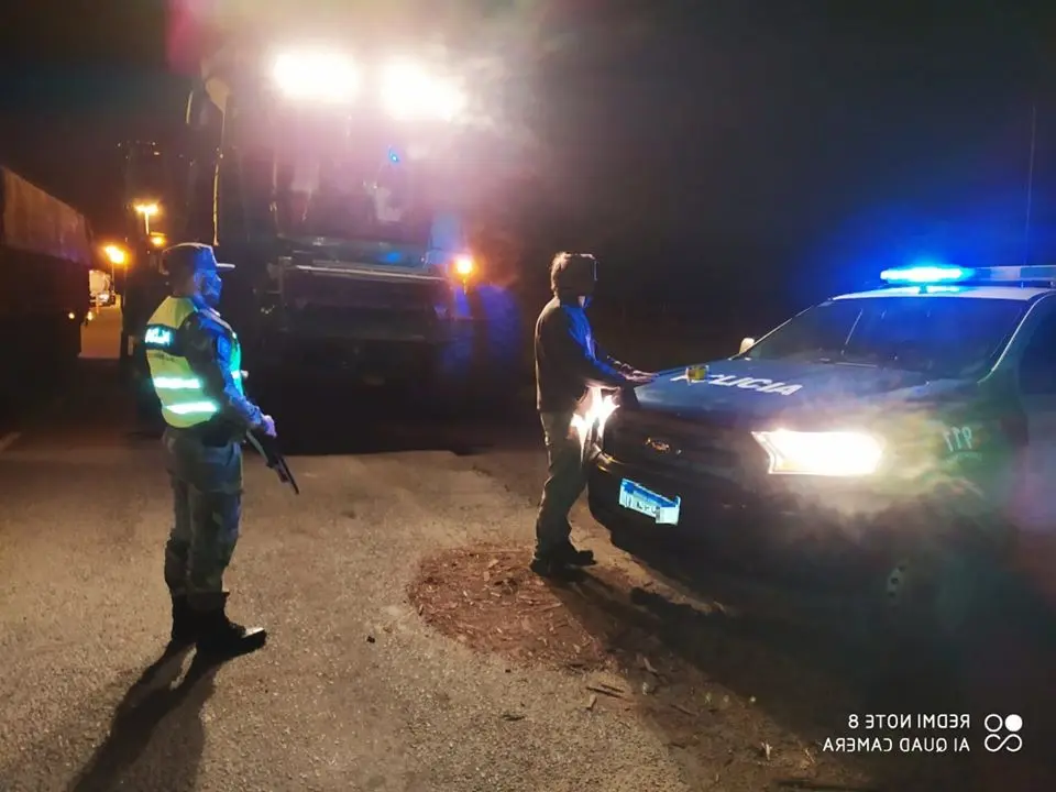 Andaba de noche con la cosechadora por la ruta