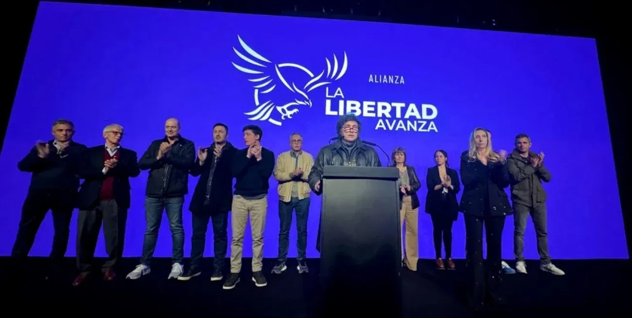 Milei este domingo en el Salón Vonharv, ubicando en la localidad platense de Gonnet, que ofició de bunker de La Libertad Avanza. Crédito: NA