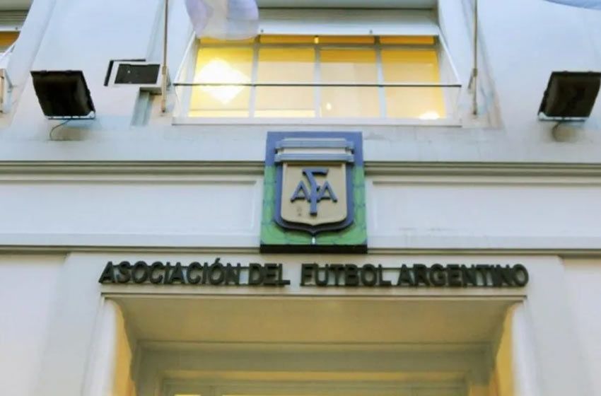 La AFA llora, pero no paga: el Gobierno actualiza aportes y los clubes rechazan perder sus privilegios.