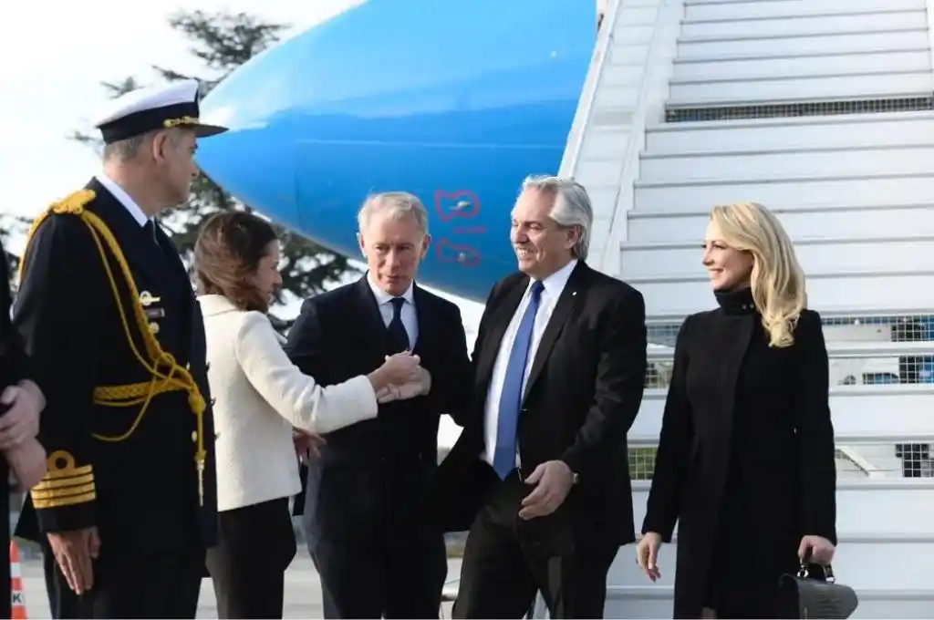 Con una reducida comitiva, Alberto Fernández llegó a Francia