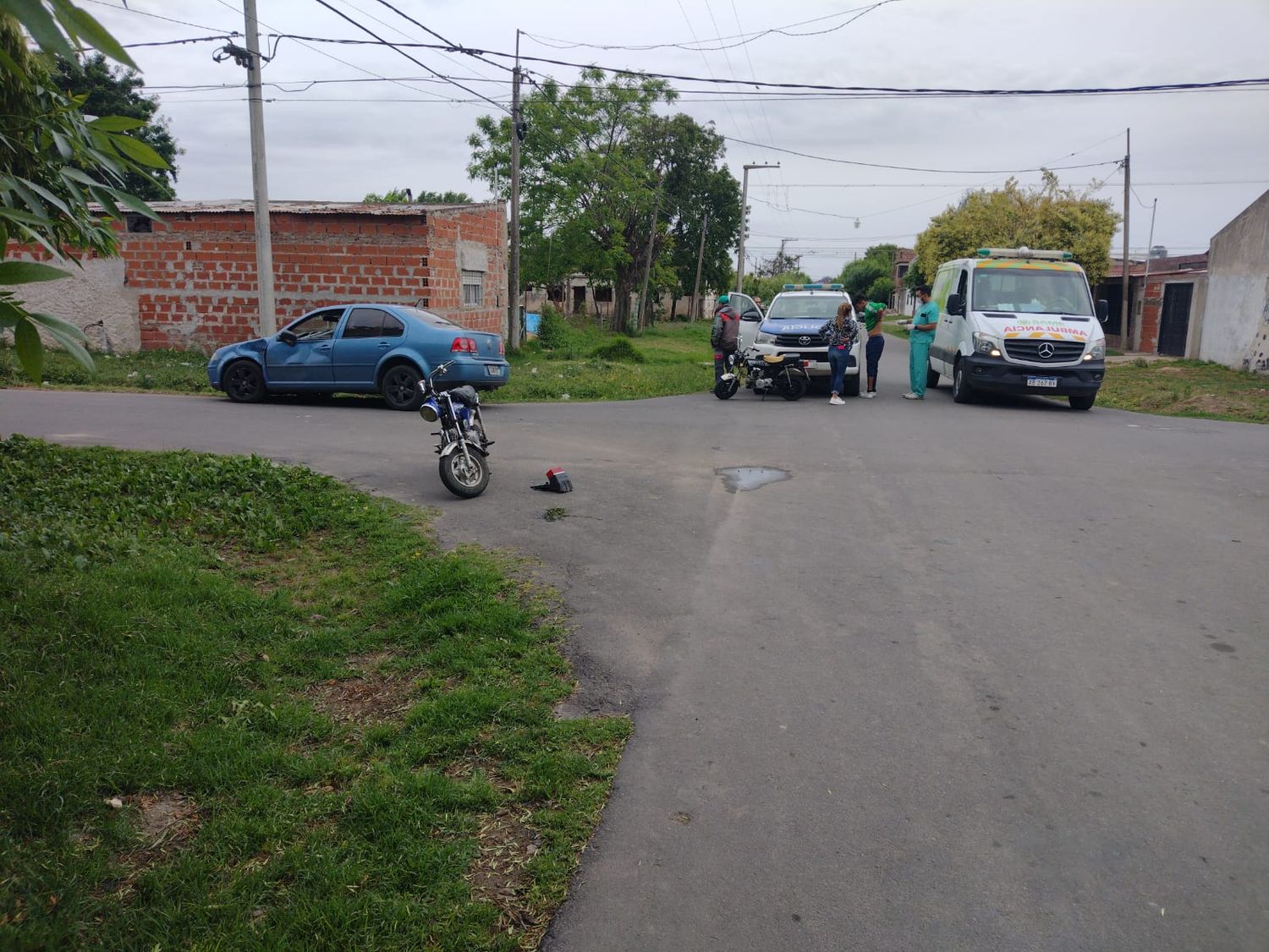 Adolescentes chocaron en una moto robada contra un auto