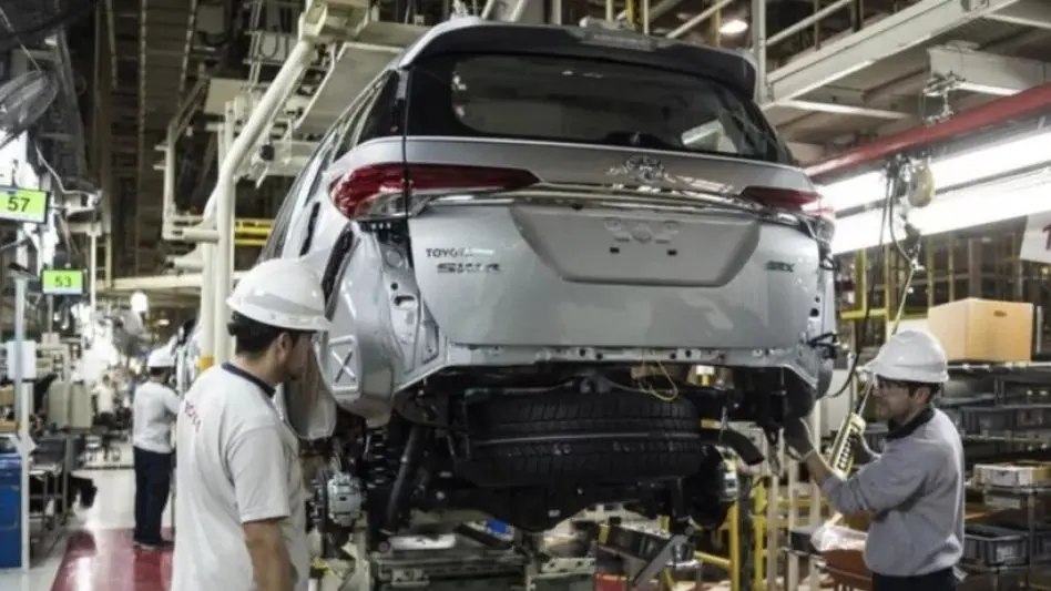 Motosierra en la industria: Toyota avanza en el despido de 400 trabajadores y un plan de retiro voluntario