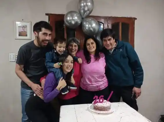 En familia. De izquierda a derecha, Leo, Victoria y Benjamín (en sus hombros), Patricia, Florencia y Luis Godoy