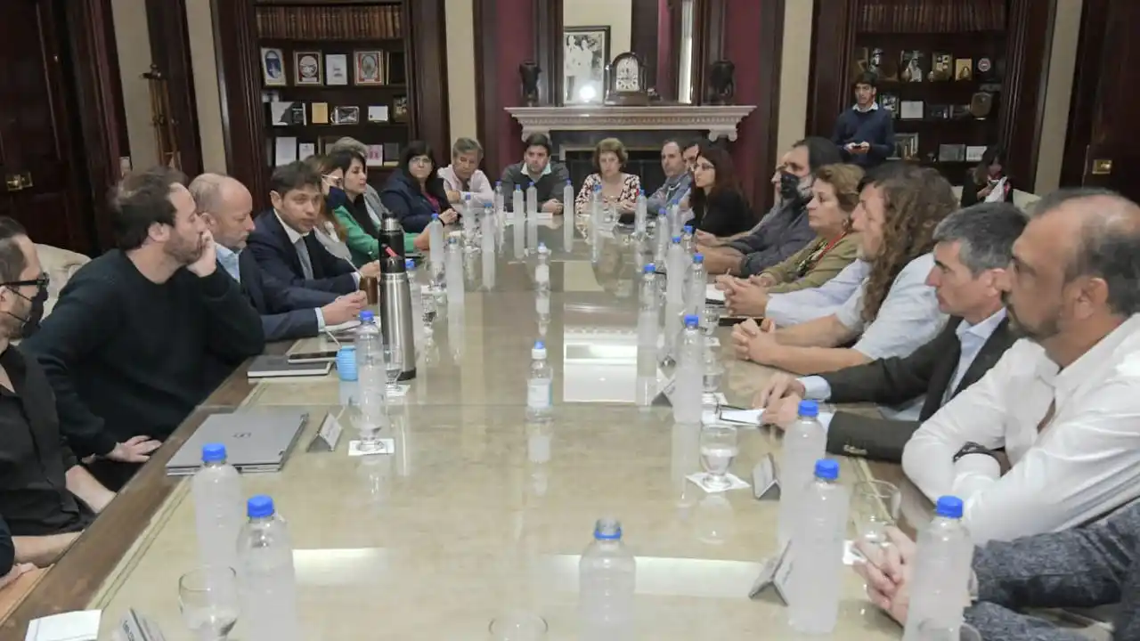 El Gobierno bonaerense otorgó un nuevo aumento salarial a trabajadores estatales: De cuánto es y cuándo se cobra