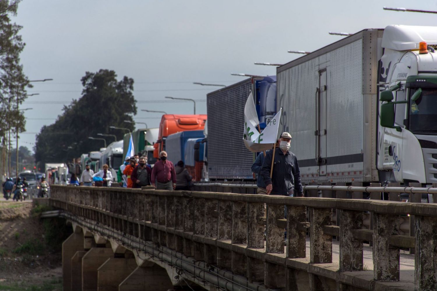 Contundente demostración de las y los municipales en defensa de sus derechos