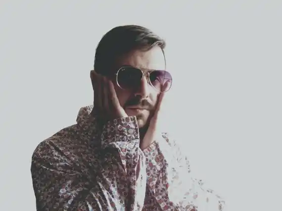 Batt Pedraza lanzó un nuevo videoclip y habló sobre la unión entre música y actuación