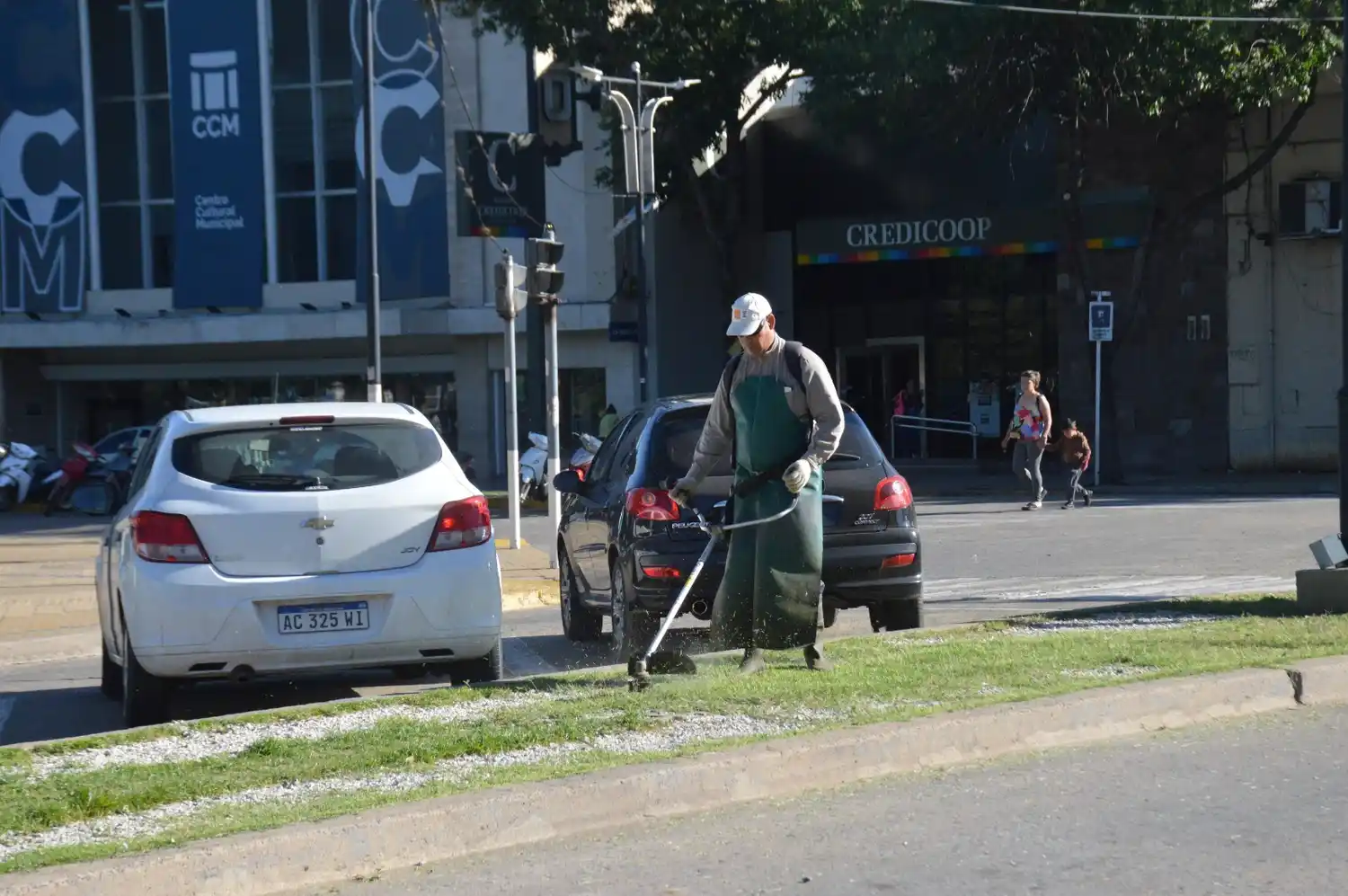 Corte de césped en el bulevar, entre el Cultural y plaza San Martín.