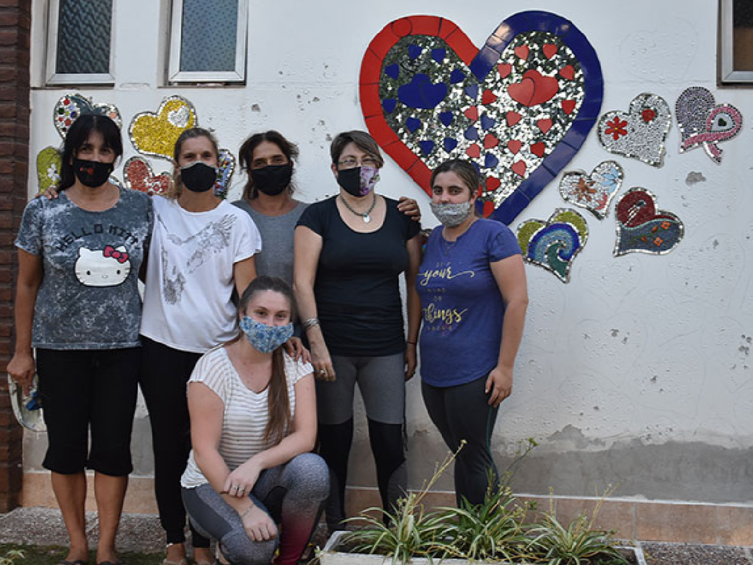 Corazones para Favaloro: el homenaje devotense en la pared del hospital      