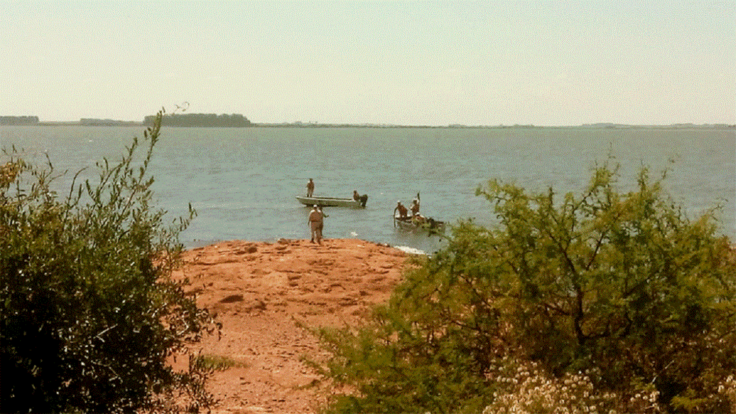 Buzos tácticos buscan a un joven que desapareció en las aguas del Lago Salto Grande