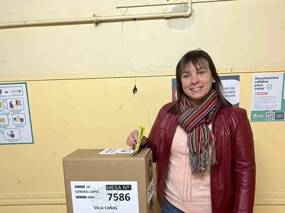 Claudia Compañs, primera en la lista de candidatos Unidos, emitiendo su voto. Foto: Sur24.
