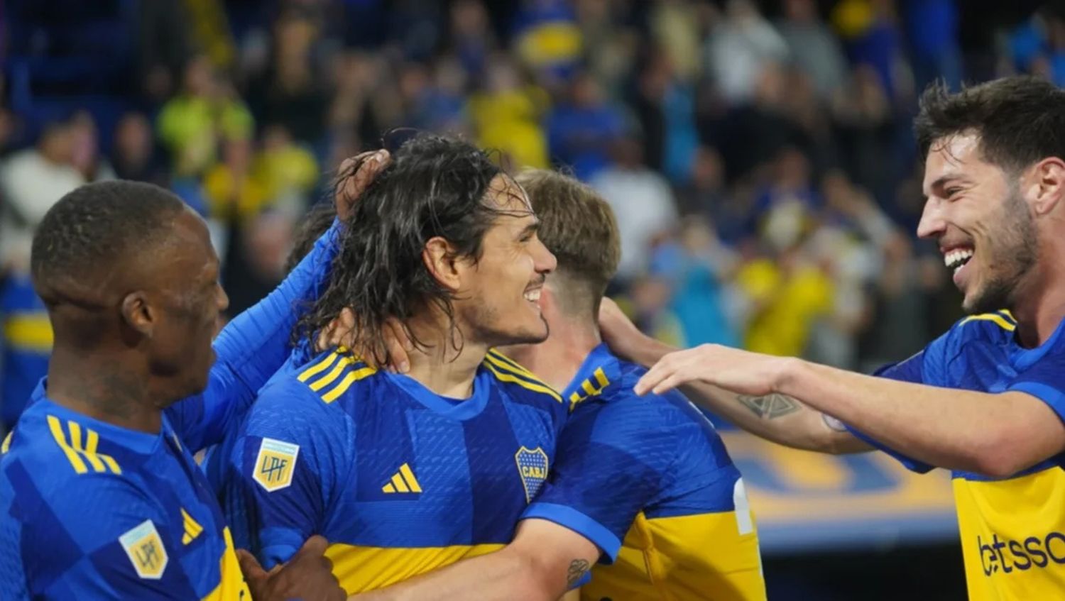 Cavani festeja con Martegani, quien debutó hoy en Boca. Foto: Olé