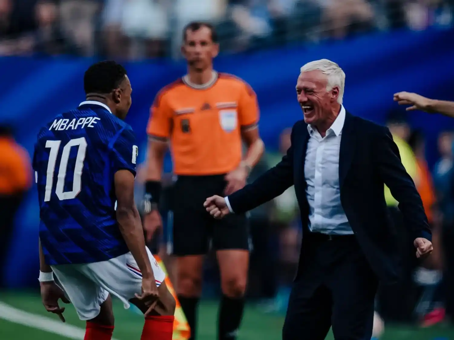 Mbappé celebró su primer gol con el DT Deschamps, quien se reincorporó al equipo tras viajar a Francia por el fallecimiento de su madre.