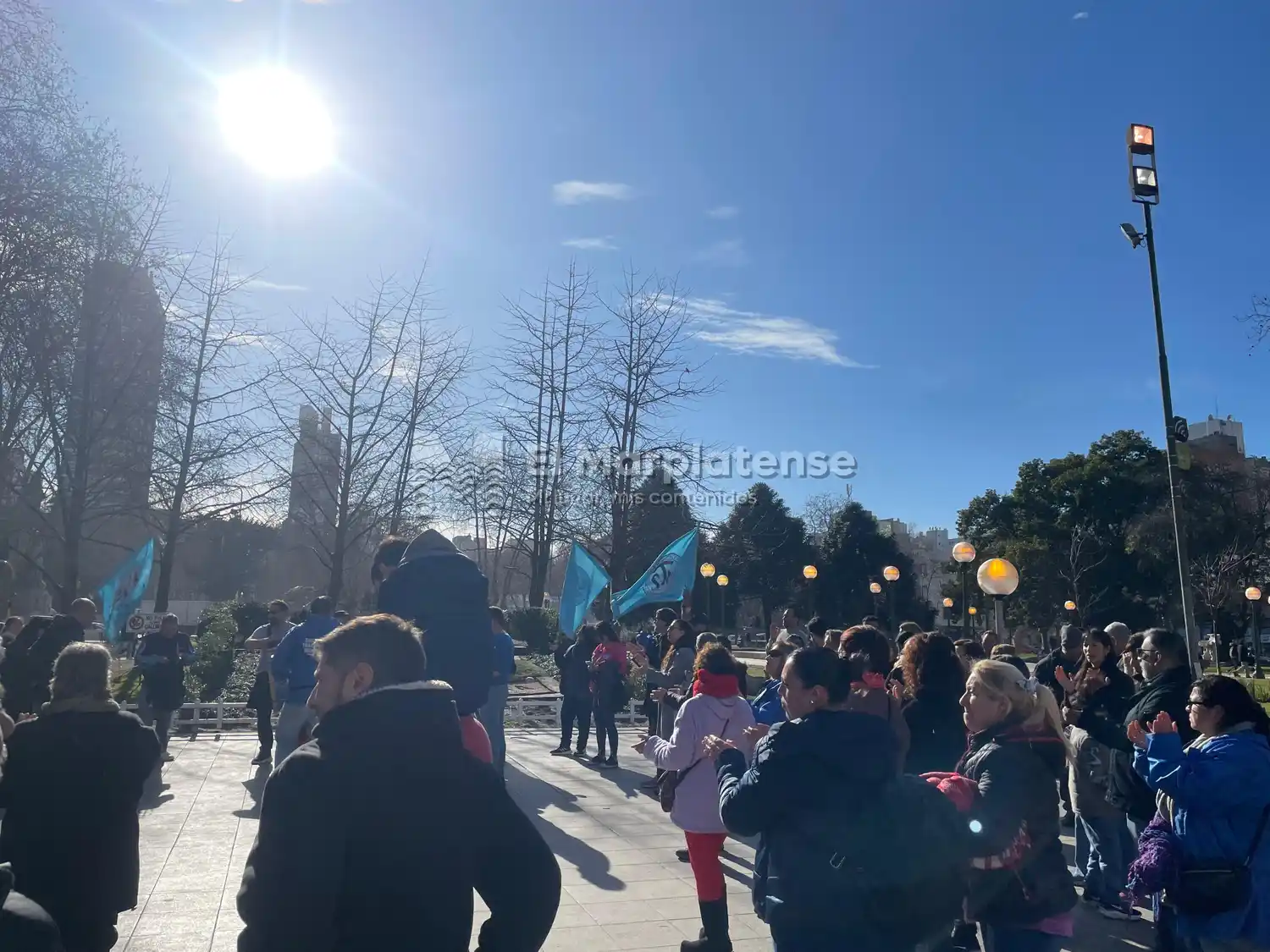 Grupo de trabajadores municipales en reclamos por las paritarias.