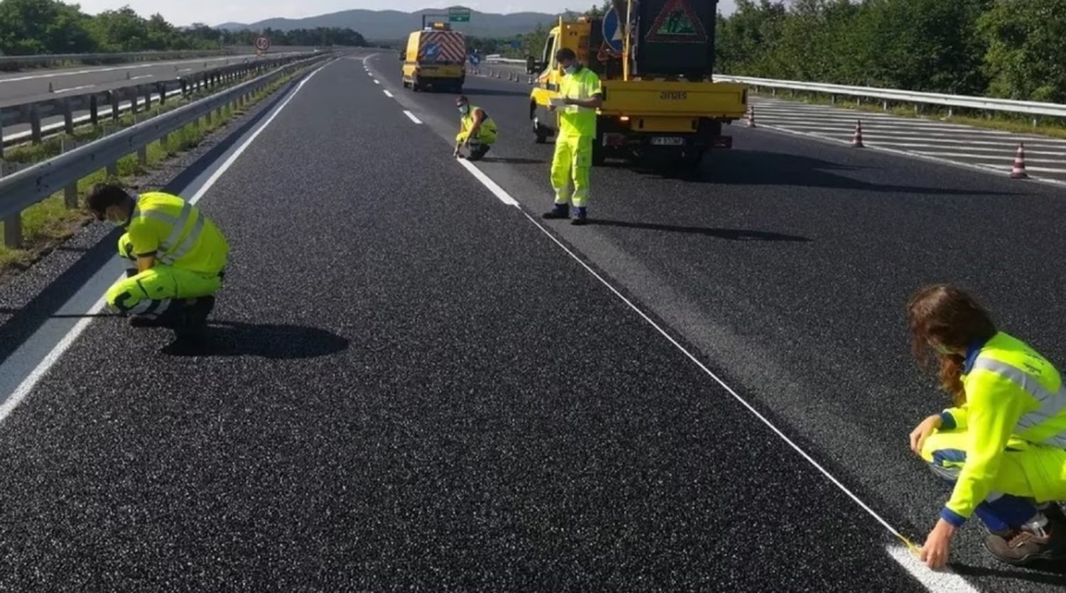 Macabro crimen en un pueblo de Italia: hallaron el cuerpo de un hombre torturado colgado de un puente