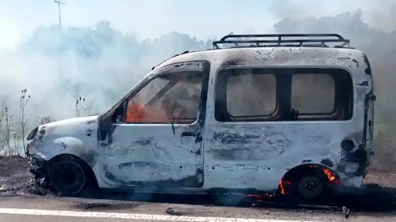 Un utilitario transitaba por la Autovía Artigas y terminó consumido por las llamas