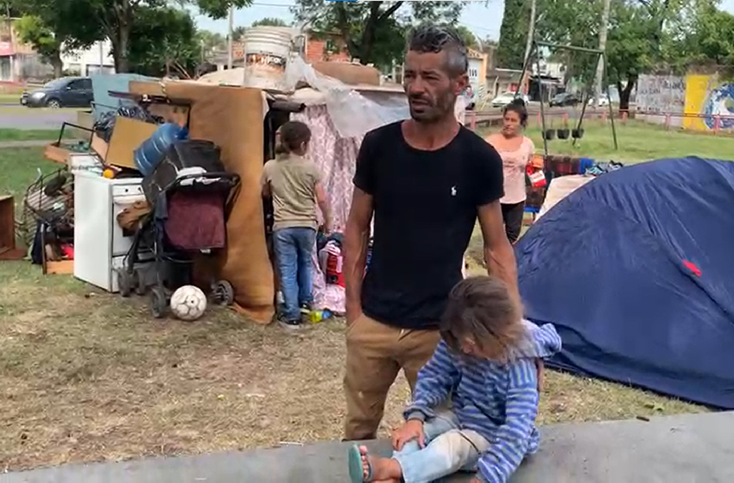 Desesperado pedido de una familia que vive en una plaza de Casiano Casas