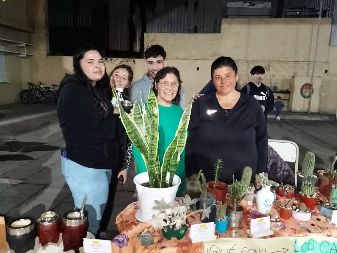 La ESJA N° 2 “Roberto Epele” realizó una feria de emprendimientos con gran participación estudiantil