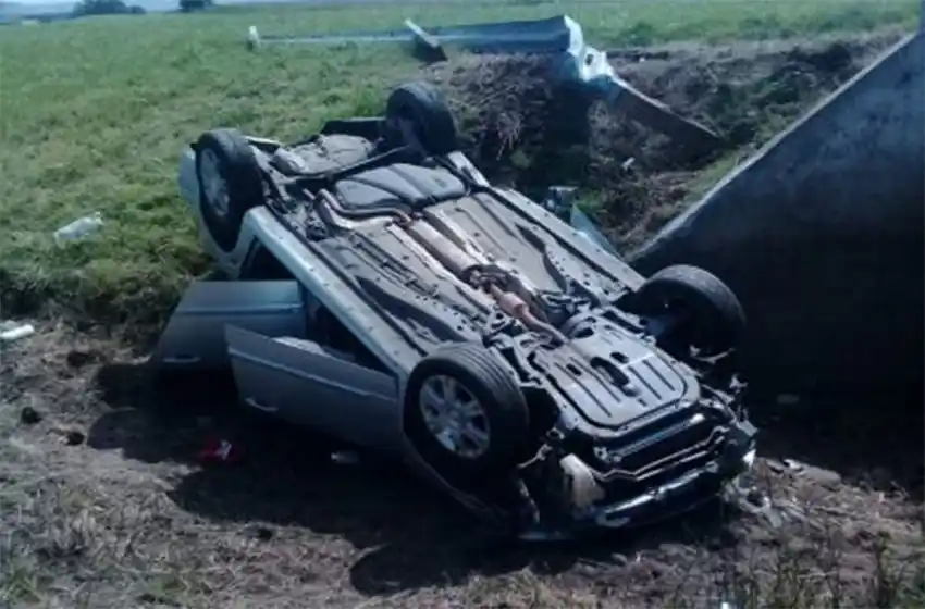 Cinco heridos tras un vuelco en la Ruta 226