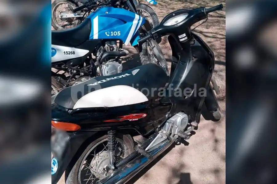 Atención del servicio de emergencias por un accidente entre una motocicleta y un automóvil