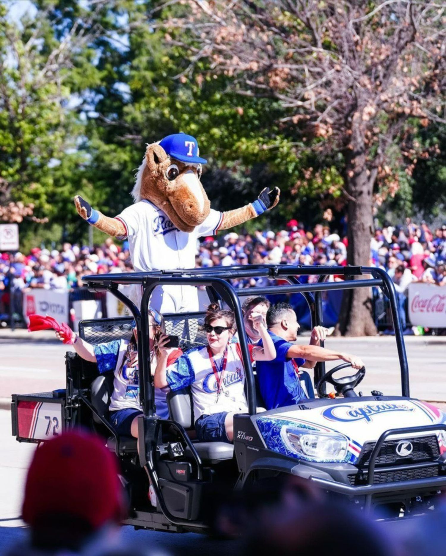 ¡Multitudinaria recibida! Los Texas Rangers festejaron con su gente