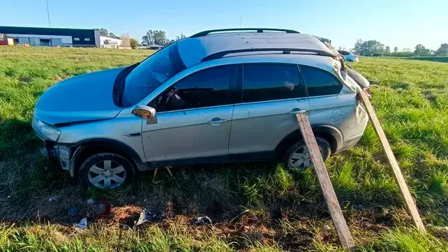 Despiste y vuelco en la autopista a Córdoba. El Chevrolet quedó en un zanjón y tuvieron que ponerle listones de madera para sostenerlo.