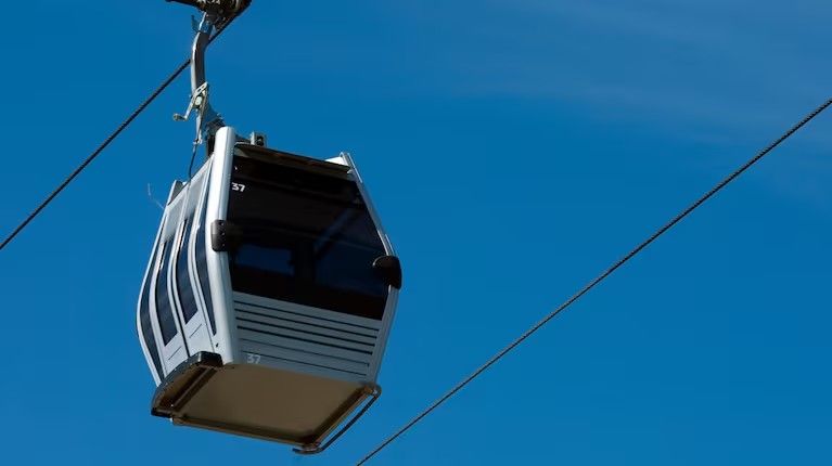 Una mujer murió tras caer de un teleférico.