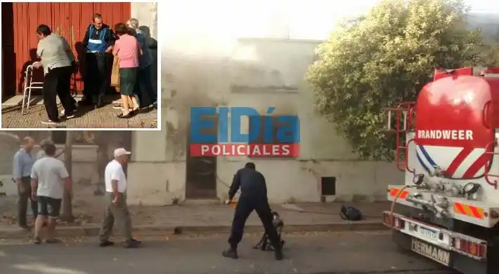 Rescataron a una anciana a la que se le incendió la casa