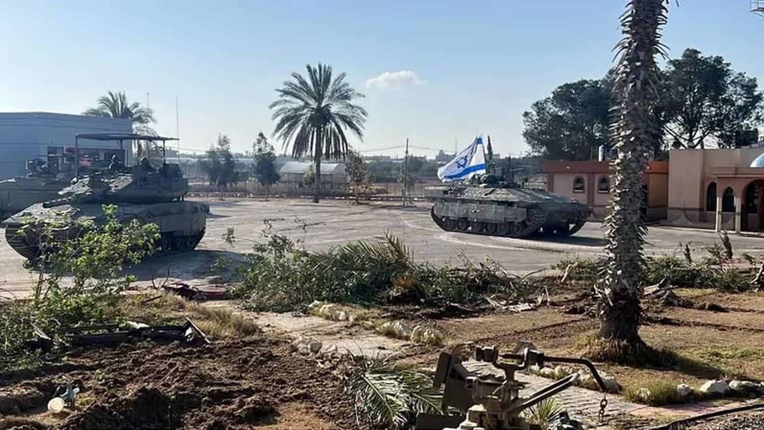 Vehículos militares israelíes operan en el lado de Gaza del cruce de Rafah,