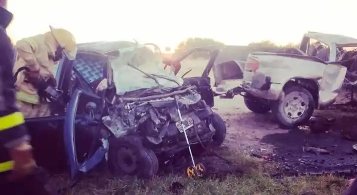 Choque frontal: murieron siete personas, entre ellos tres menores