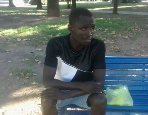 La solitaria protesta de un vendedor africano contra un Intendente