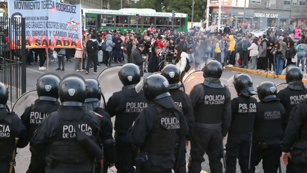 Una persona muerta en represión frente al Obelisco