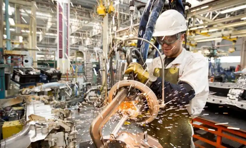 La producción industrial registró cuatro meses seguidos a la baja