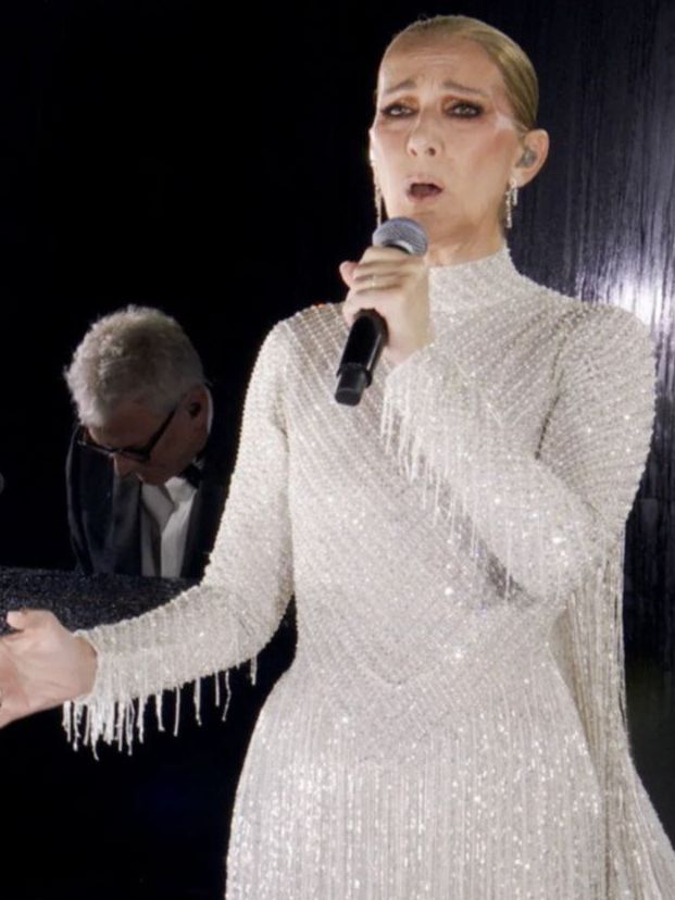 Te contamos cuánto tardó Dior en confeccionar el deslumbrante vestido de Céline Dion para la ceremonia de los Juegos Olímpicos