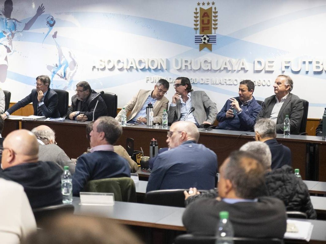 Reunión del Consejo de Fútbol Profesional en la AUF. Foto: Alessandro Maradei